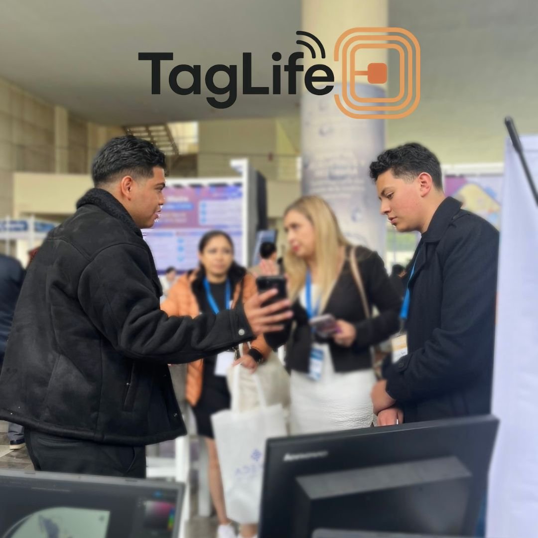 Equipo TagLifeMx en stand de innovación NFC